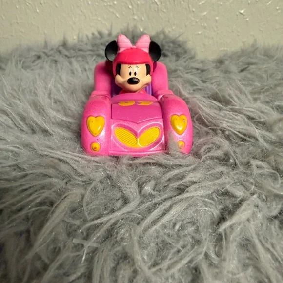 Disney Pink Minnie Mouse die cast Heart-Accent Ride-On Car - Picture 7 of 7